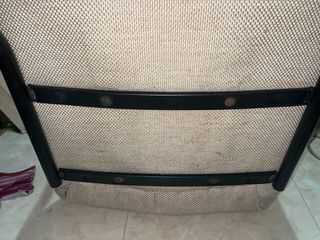 Silla cómoda color beige con base metálica.