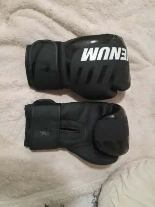 Guantes de boxeo Venum negros. 10 oz