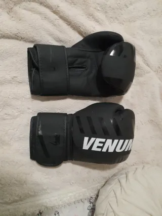 Guantes de boxeo Venum negros. 10 oz