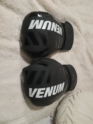 Guantes de boxeo Venum negros. 10 oz