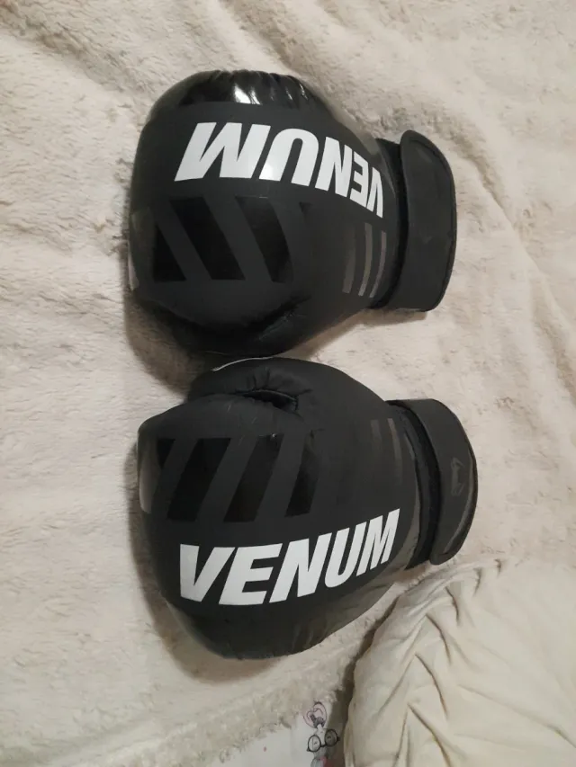 Guantes de boxeo Venum negros. 10 oz