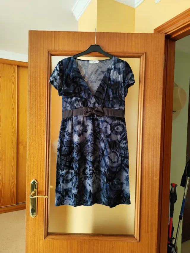 Vestido y rebeca azul y negro