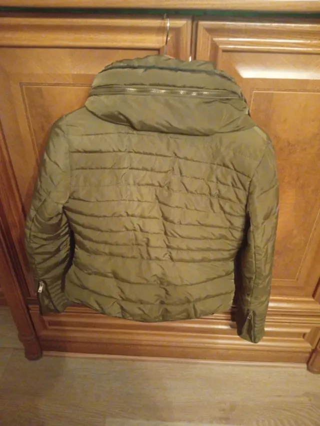 Abrigo acolchado Zara verde oliva