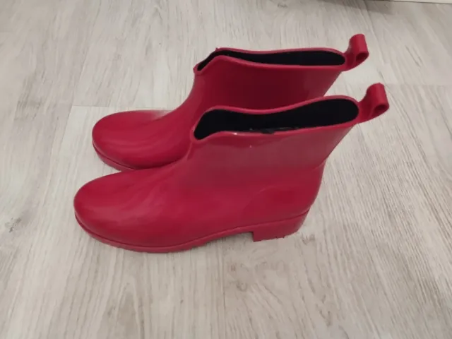 Botas de agua rojas cortas