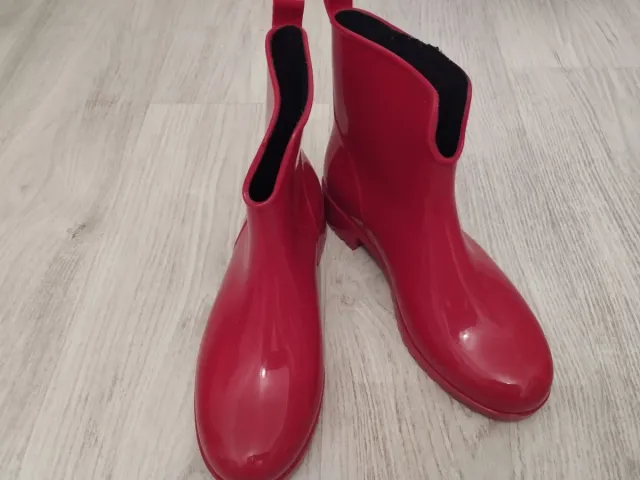 Botas de agua rojas cortas