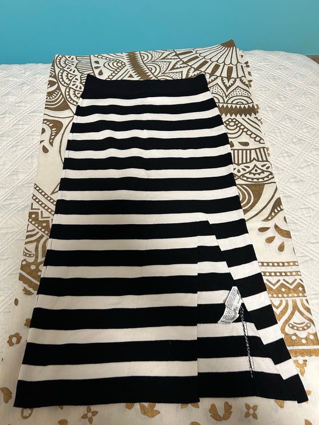 Falda larga de rayas blancas y negras