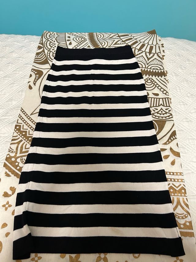 Falda larga de rayas blancas y negras