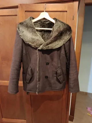 Abrigo marrón con cuello de pelo