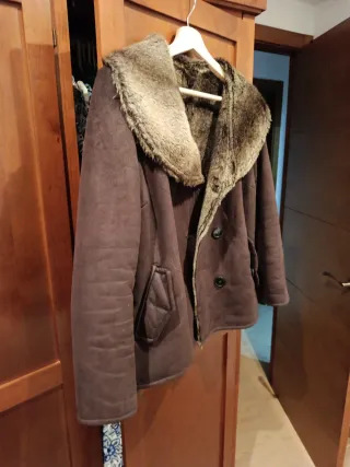 Abrigo marrón con cuello de pelo
