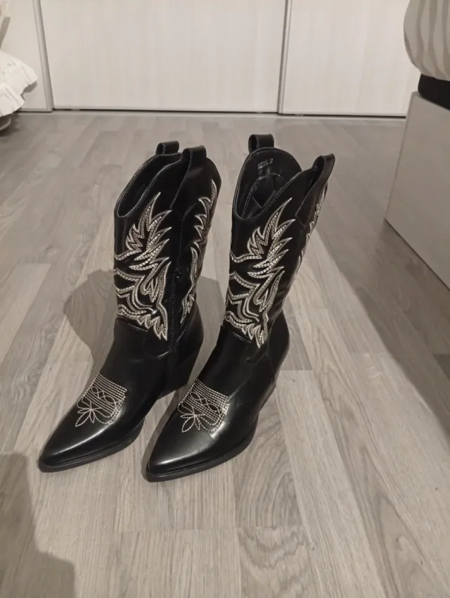 Botas cowboy negras con bordado