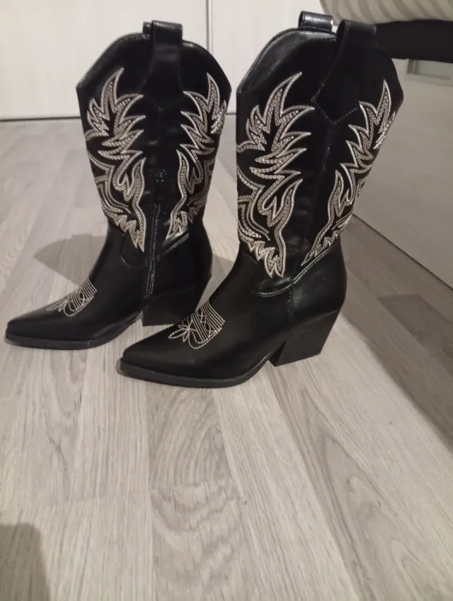 Botas cowboy negras con bordado