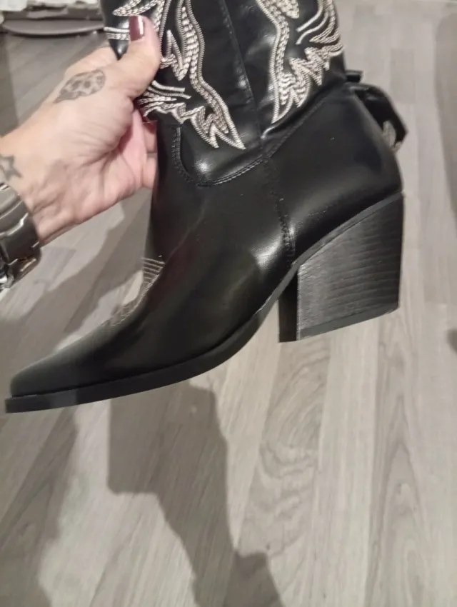 Botas cowboy negras con bordado