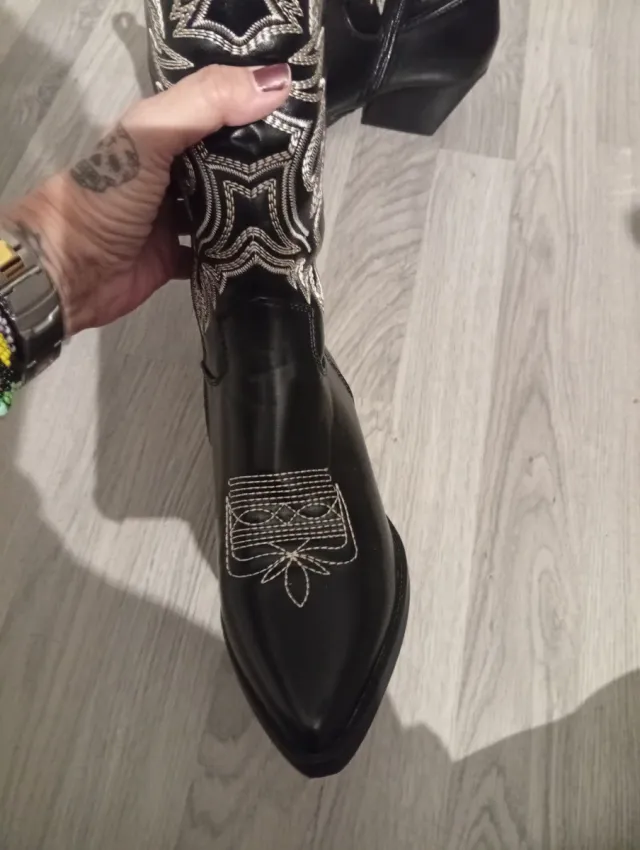 Botas cowboy negras con bordado