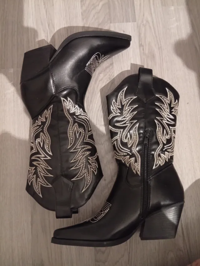Botas cowboy negras con bordado