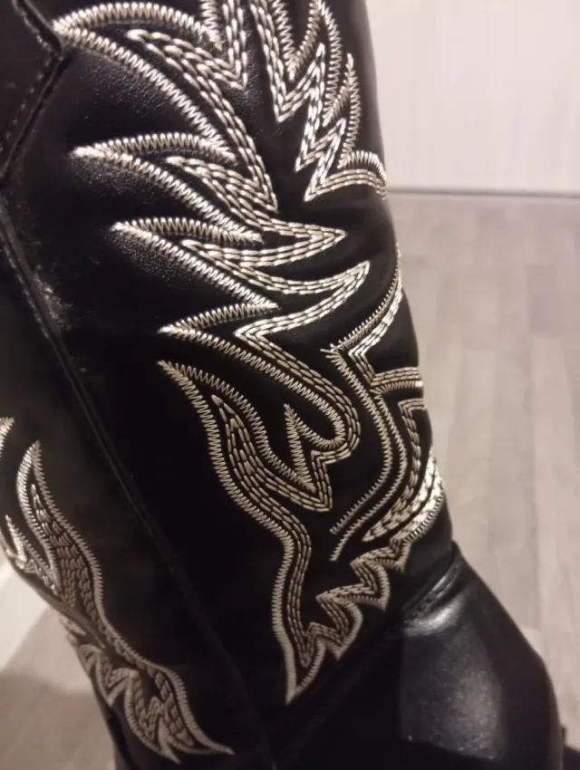 Botas cowboy negras con bordado