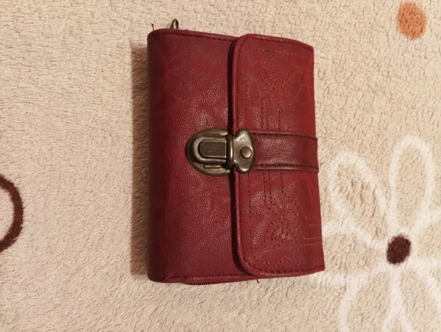 Cartera roja con cierre