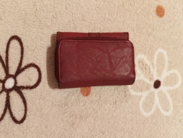 Cartera roja con cierre