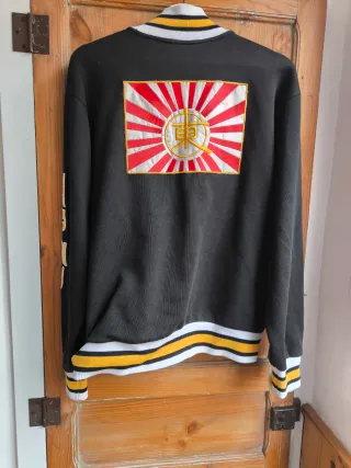 Cazadora deportiva hombre negra y amarilla