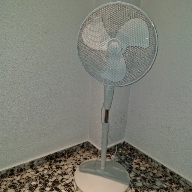 Ventilador de pie blanco