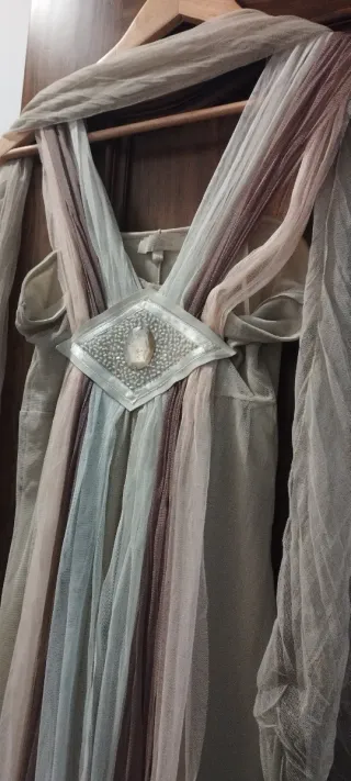 Vestido beige con detalle joya