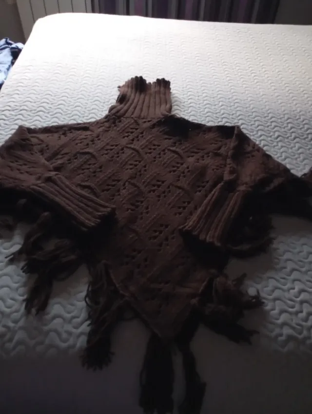 Poncho de lana marrón con cuello alto