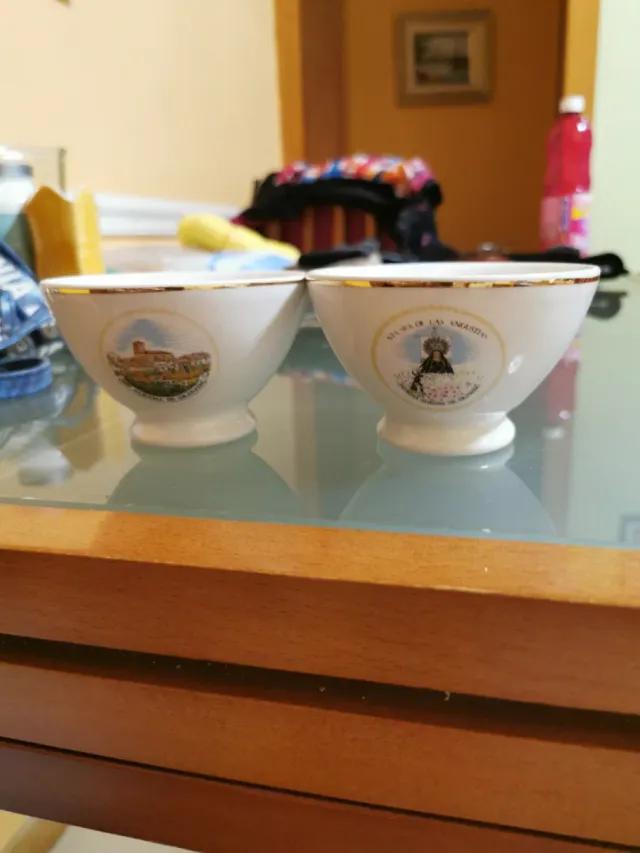 Dos tazones de recuerdo de porcelana