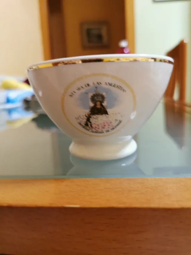 Dos tazones de recuerdo de porcelana