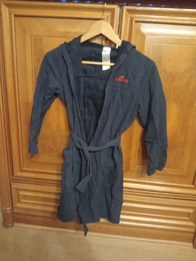 Albornoz piscina niño negro