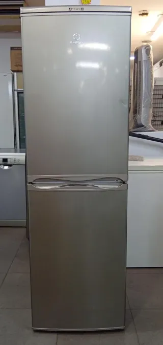 Nevera Indesit plateada
