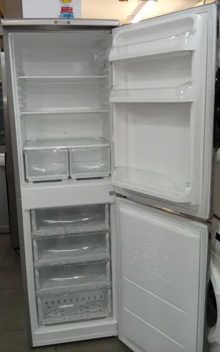 Nevera Indesit plateada