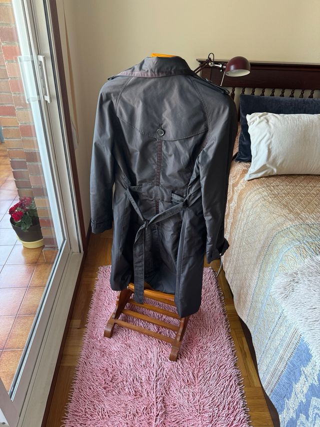 Gabardina marrón elegante