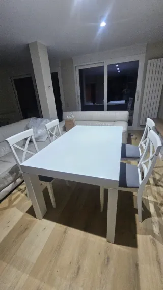 Mesa blanca madera 150/240. con 4/6 sillas