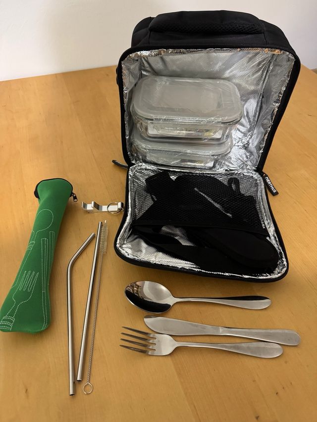 Bolsa térmica + tuppers + cubiertos