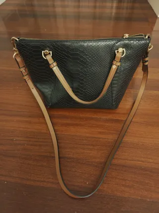 Bolso negro y marrón con textura