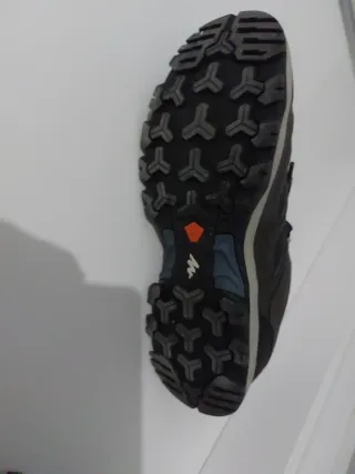 Zapatillas de montaña negras y grises