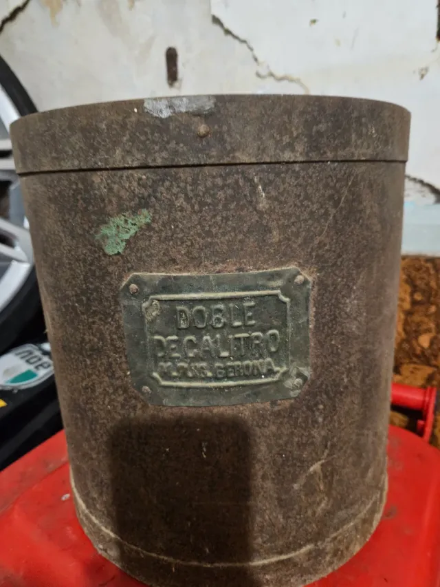 Medidor Doble Decalitro Metal Antiguo, con pesas.