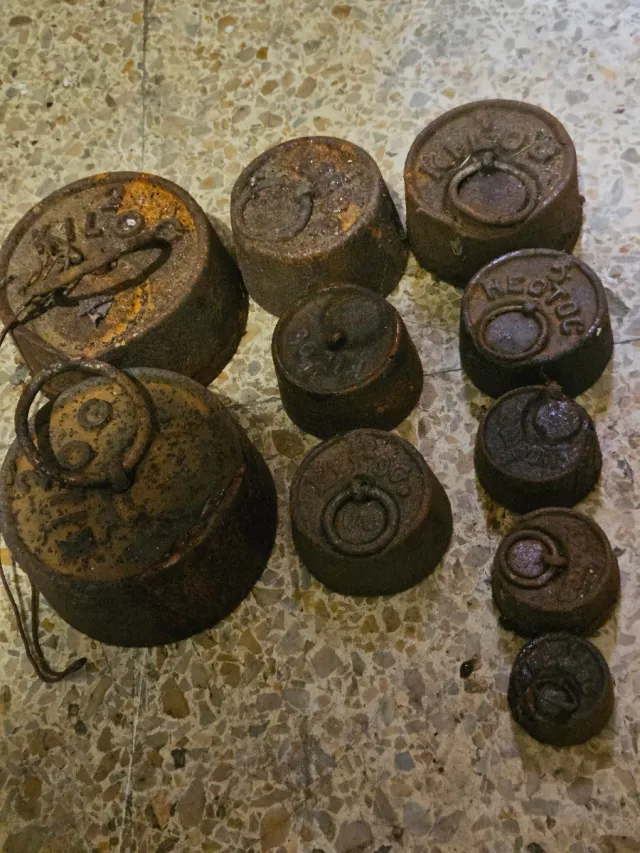 Medidor Doble Decalitro Metal Antiguo, con pesas.