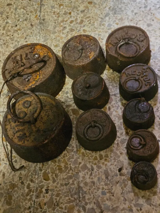 Medidor Doble Decalitro Metal Antiguo, con pesas.