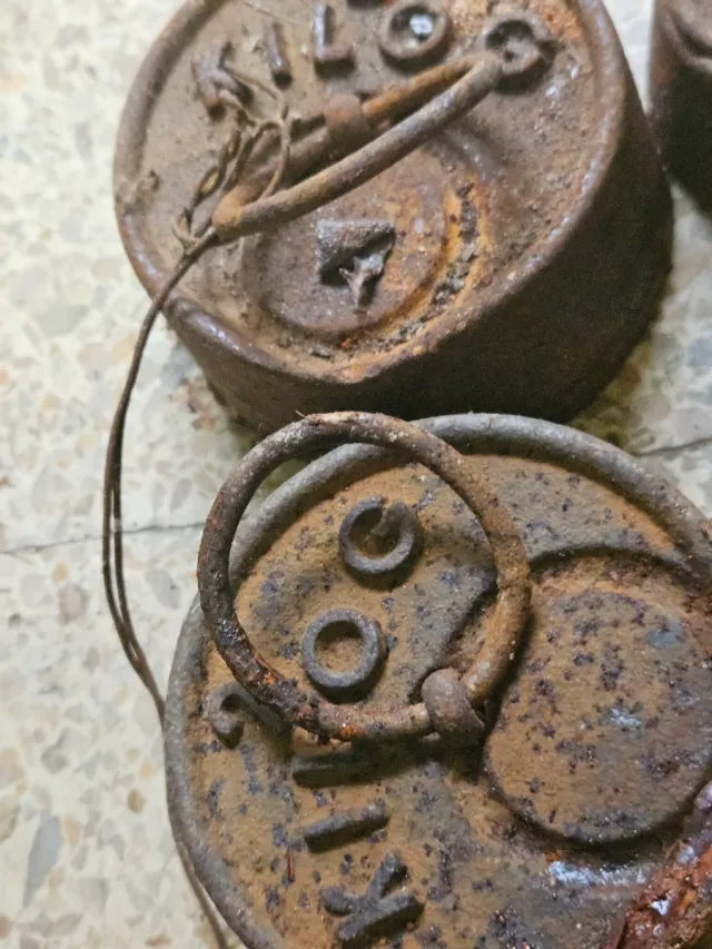 Medidor Doble Decalitro Metal Antiguo, con pesas.