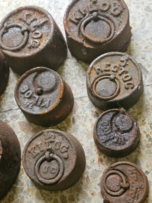 Medidor Doble Decalitro Metal Antiguo, con pesas.