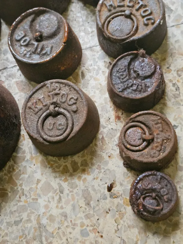 Medidor Doble Decalitro Metal Antiguo, con pesas.