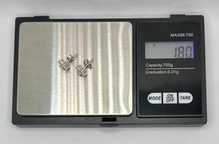 Pendiente de oro blanco de 18k circonitas, 1.8 g.