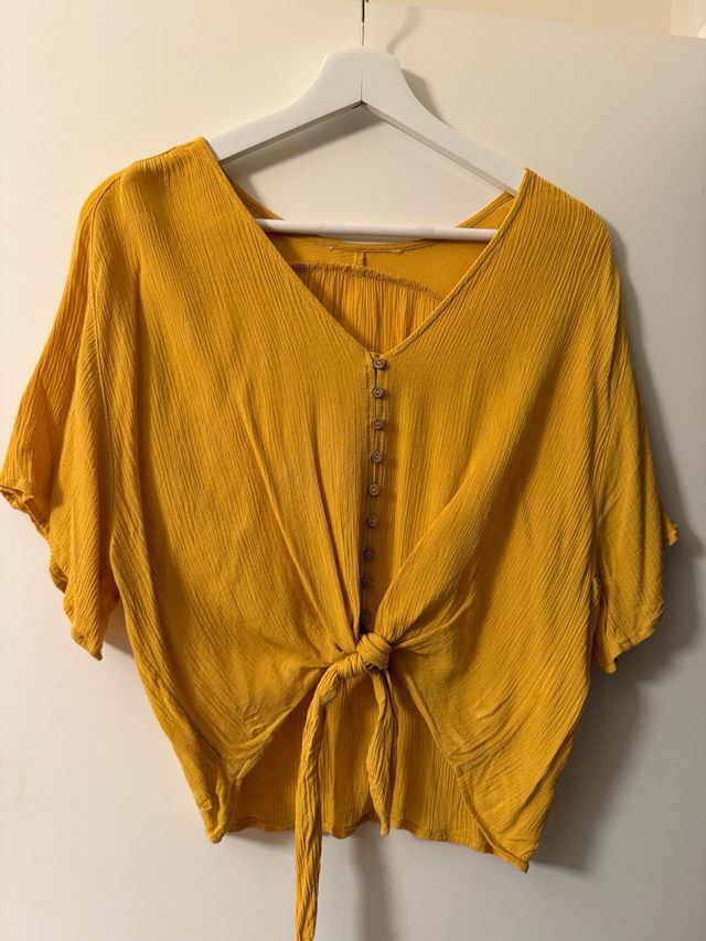 Camisa mostaza anudada