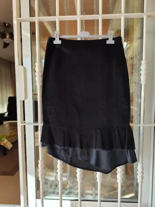 Falda negra con volantes