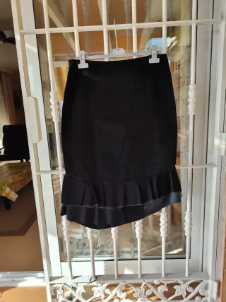 Falda negra con volantes