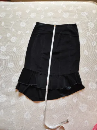 Falda negra con volantes