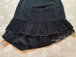 Falda negra con volantes