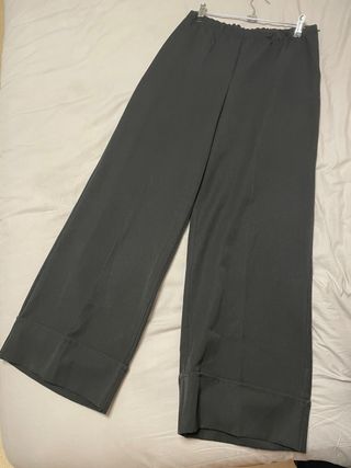 Pantalón negro ancho con vuelta