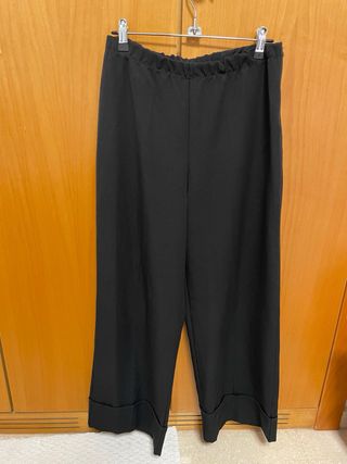 Pantalón negro ancho con vuelta