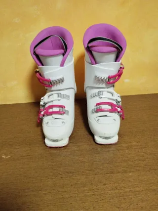 Botas de esquí infantiles blancas y rosas